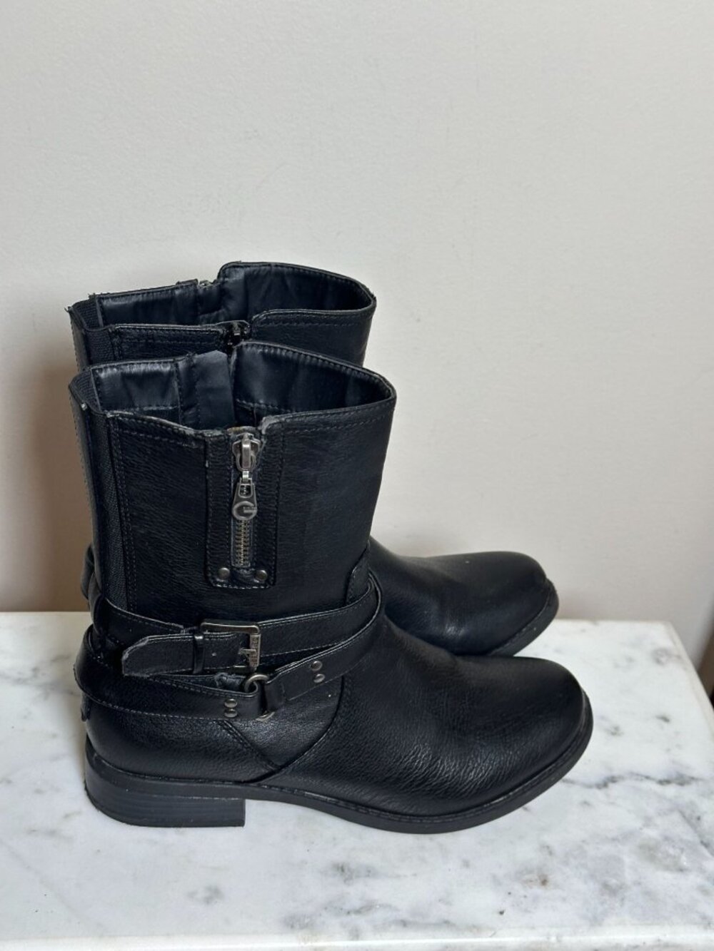 G By Guess Black Leather Ankle Boots With Buckle & Side Zipper Womens Size 8M